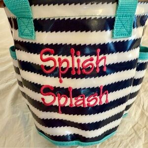 ThirtyOne Round-About Shower Beach Caddy in Navy Wave Pink Embroidery